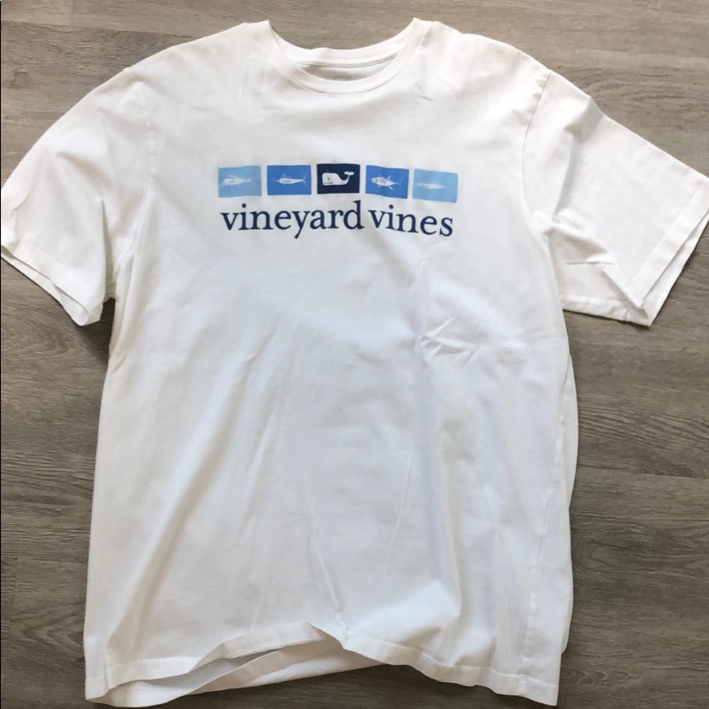 Vineyard Vines men’s short sleeve t shirt.